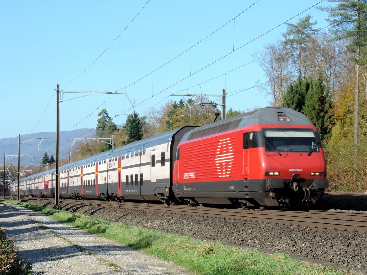 Lenzburg - 31.10.17 : Re 460 032 mit dem IR 2169 Bern - Zürich.