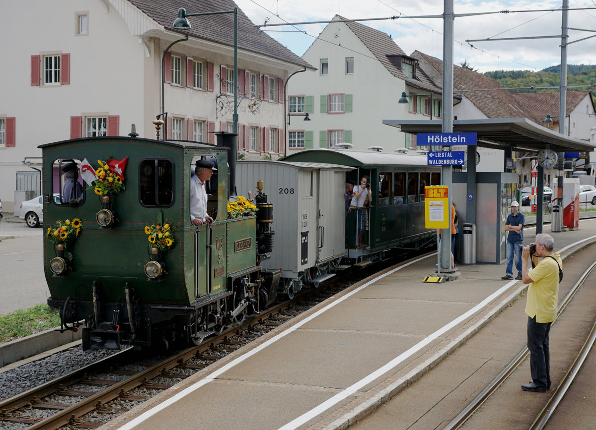 LETZTE DAMPFFAHRT DER HISTORISCHEN DAMPFLOK G 3/3 5  GEDEON THOMMEN 
vom 23. September 2018.
WALDENBURGERBAHN BLT/WB
An diesem traurigen Tag verabschiedete sich  GEDEON THOMMEN  mit drei Retourfahrten auf dem Streckenabschnitt Waldenburg - Bubendorf Bad von der Bevölkerung des Waldenburgertals.
Nach einem Zwischenhalt bei der Haltestelle Hölstein.
Foto: Walter Ruetsch