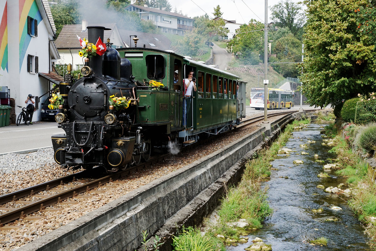 LETZTE DAMPFFAHRT DER HISTORISCHEN DAMPFLOK G 3/3 5  GEDEON THOMMEN 
vom 23. September 2018.
WALDENBURGERBAHN BLT/WB
An diesem traurigen Tag verabschiedete sich  GEDEON THOMMEN  mit drei Retourfahrten auf dem Streckenabschnitt Waldenburg - Bubendorf Bad von der Bevölkerung des Waldenburgertals.
Auf der Fahrt nach Waldenburg bei Niederdorf unterwegs.
Leicht erkennbar im Hintergrund in einer der BLT Gelenkbahnersatzbusse der Marke Mercedes Citaro.
Foto: Walter Ruetsch