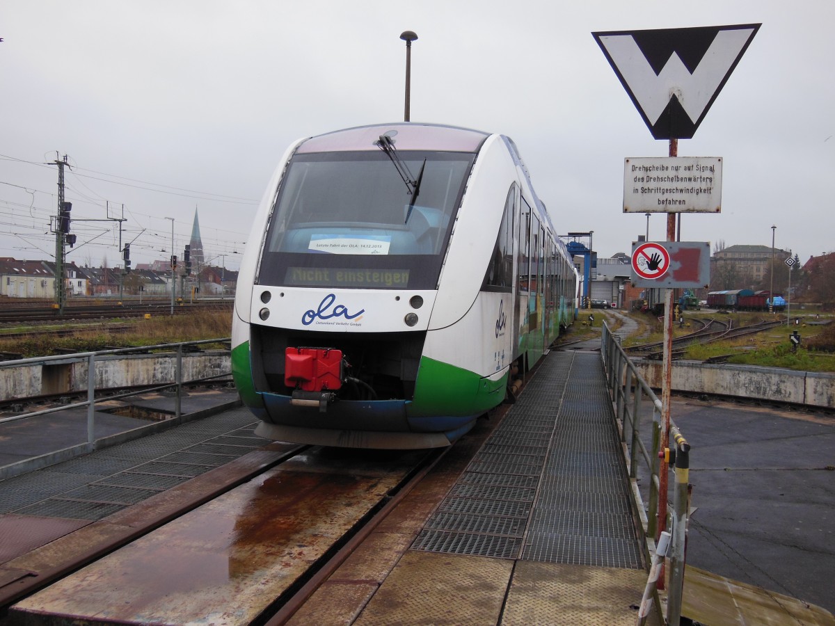 Letzte Fahrt der OLA Schwerin so stand es auf dem Hinweisschild im Führerstand des VT 702 der OLA Schwerin am 15.12.2013 abgestellt im Eisenbahn und Technikmuseum Schwerin