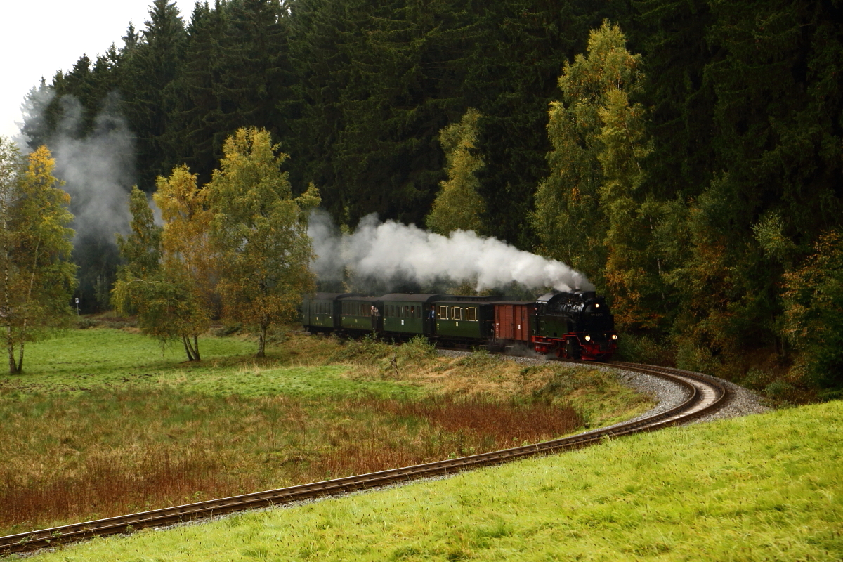 Letzte Scheinanfahrt von 99 6001 mit Sonderzug, im Rahmen einer dreitägigen Veranstaltung der IG HSB, am 18.10.2015, kurz vor dem Haltepunkt Sternhaus-Haferfeld. (Bild 1)