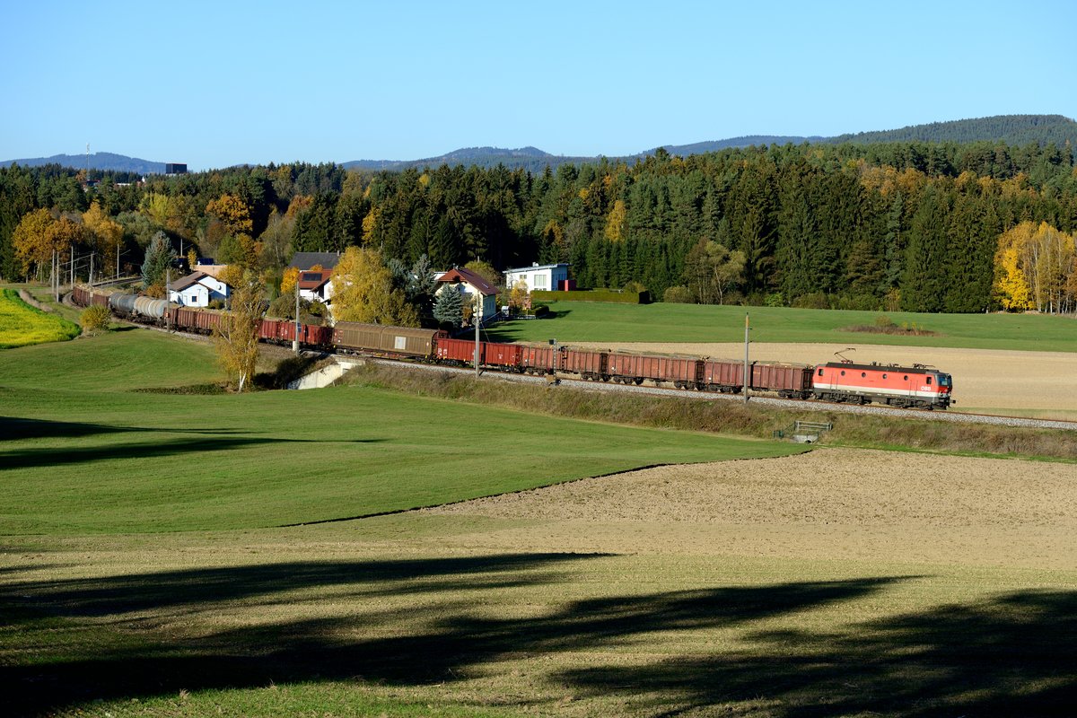Letzter Güterzug des Tages aus der Summerauer Bahn war der G 87553. Bei Lest konnte am 31. Oktober 2015 die 1144.084 mit ihrer gemischten Partie im herbstlichen Abendlicht fotografiert werden.