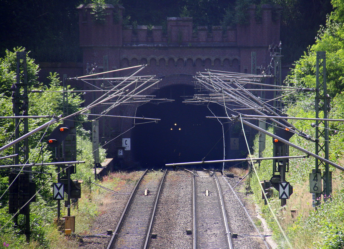 Licht am Ende des Tunnels. 
Eine Cobra durchfährt den Gemmenicher Tunnel in Richtung Aachen-West.
 Aufgenommen in Reinartzkehl an der Montzenroute. Bei Sommerwetter am Nachmittag vom 19.7.2016.