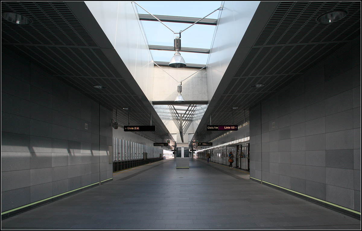 Licht von oben -

Im Stadtentwicklungsgebiet Seestadt-Aspern endet seit 2013 die Wiener U-Bahnlinie U2 in Hochlage. Vor allem übe ein langgezogenes Oberlichtband erhält die Station Tageslicht.

07.10.2016 (M)