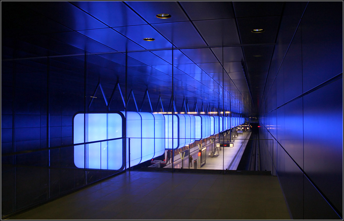 Lichtkörper über dem Bahnsteig -

U-Bahnhof HafenCity Universität in Hamburg.

10.10.2015 (M)