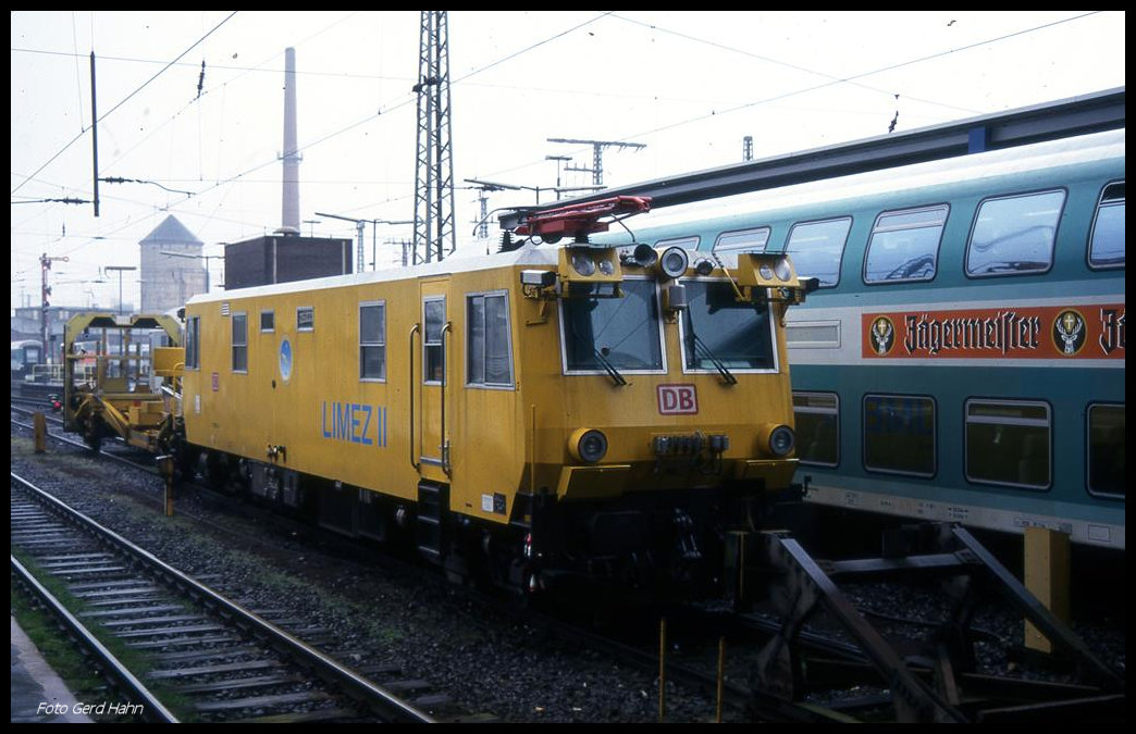 Lichtraumprofilmesszug Limez II 712101 am 22.3.1998 im Hauptbahnhof Bremen.