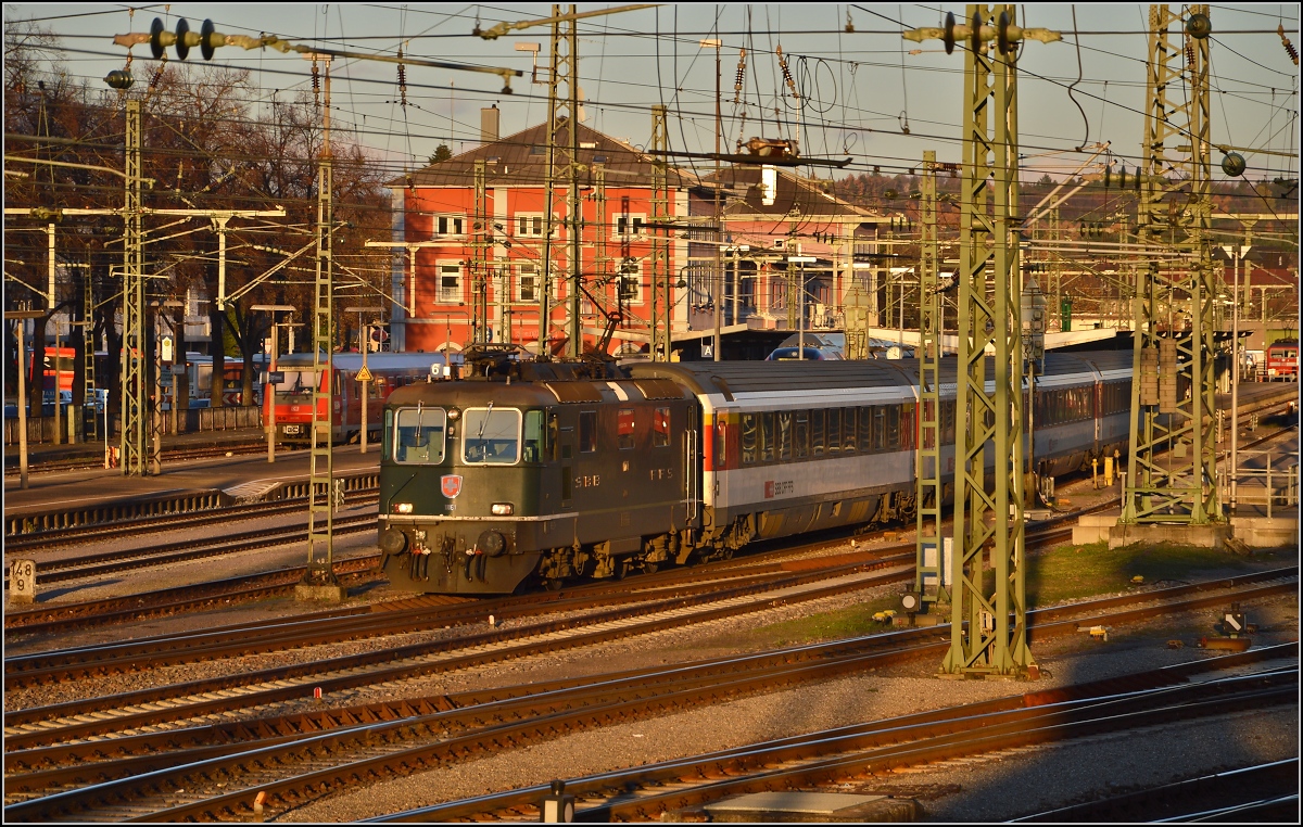 Lichtspiele in Singen am Hohentwiel.

In originalen Grün präsentiert sich ganz überraschend die Re 4/4<sup>II</sup> 11161 vor dem IC 187 Stuttgart-Singen. November 2013.