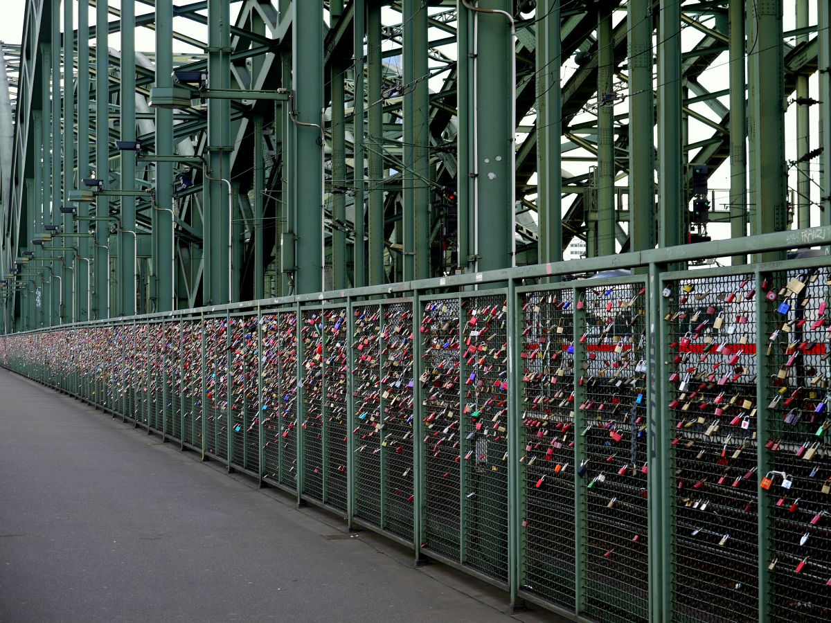 Liebesbeweise: Tausende von Schlössern am Sicherheitszaun entlang der Kölner Hohenzollernbrücke. 10.1.2014