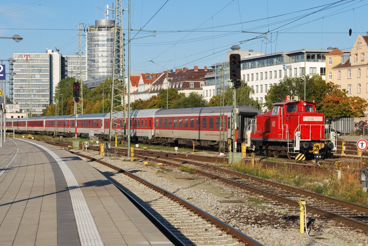 Liegewagen der DB und Rangierlok der BR 363 auf Abstellgleis im Bhf München Ost am 2. Oktober 2015.