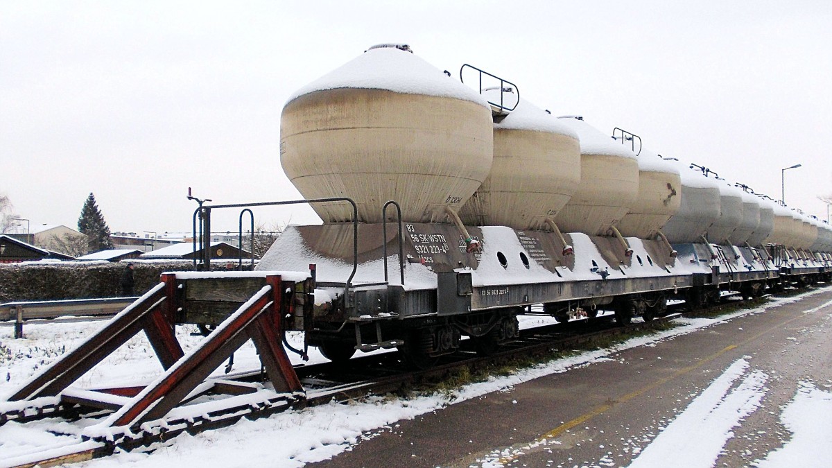  Like A String Of Pearls , 4-Achsige Tankwagen mit 3 Tankkammern abgestellt am Bahnhof Linz Wegscheid am 28.12.2014