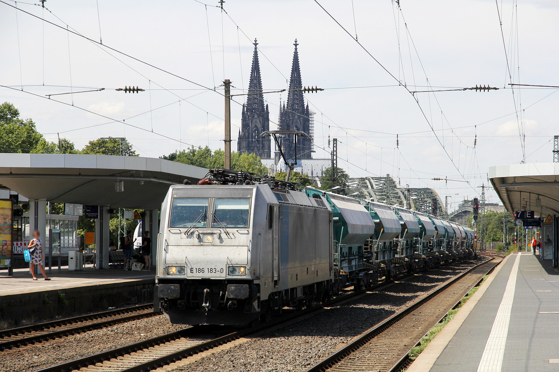 Lineas 186 183 passiert mit einem umgeleiteten Güterzug den Bahnhof Köln Messe / Deutz am 30. Juli 2018.