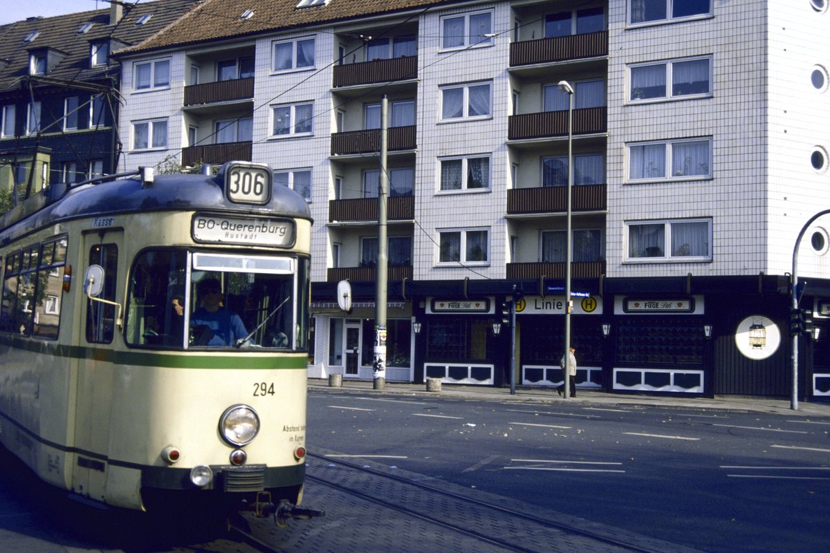 Linie 306 (ex Linie 5) der BOGESTRA an der passenden Gaststätte in Bochum, Oskar-Hoffmann-Str., Mai 1992