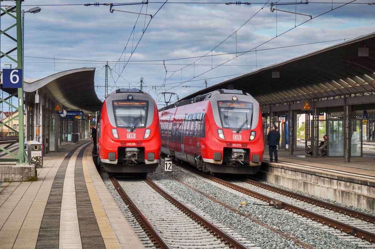 LINKS: 442 310 als RE 4840 auf der Fahrt von Nürnberg Hbf nach Sonneberg (Thür) Hbf.
RECHTS: 442 275 als RE 4841, auf der Fahrt von Sonneberg (Thür) Hbf nach Nürnberg Hbf.
Aufgenommen am 11.4.2017 im Bahnhof Lichtenfels.