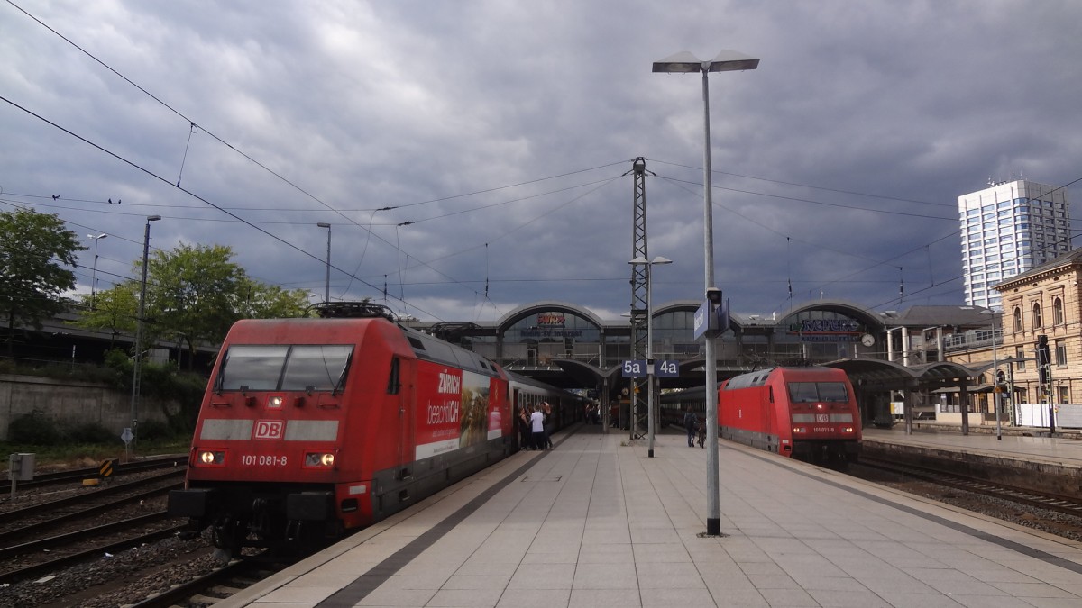 Links steht 101 081 mit ihrem IC2217 nach Stuttgart Hbf, rechts 101 071 mit IC2253 nach Leupzig Hbf. August 2014.