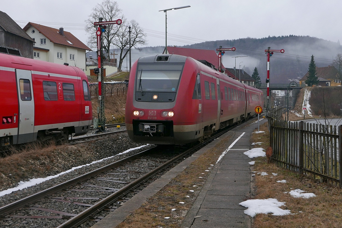 Linksverkehr im Bahnhof von Storzingen - Auf der Fahrt von Aulendorf nach Stuttgart passiert 612 519, am 04.02.2017 unterwegs als IRE 3258 den IRE 3255, Stuttgart - Aulendorf, der auf Grund der eingleisigen Streckenführung auf den Gegenzug warten musste.