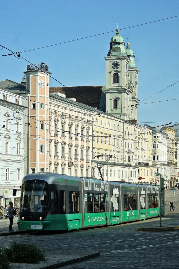 Linz Linien, Cityrunner 003 als Linie 2 am Hauptplatz ... aufgenommen am 4.6.2014