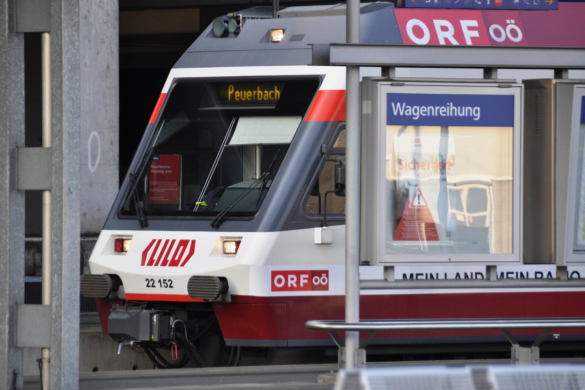 Linzer Lokalbahn LILO 22 152 am 08.11.2015 in Linz Hbf, abfahrbereit Richtung Peuerbach.
