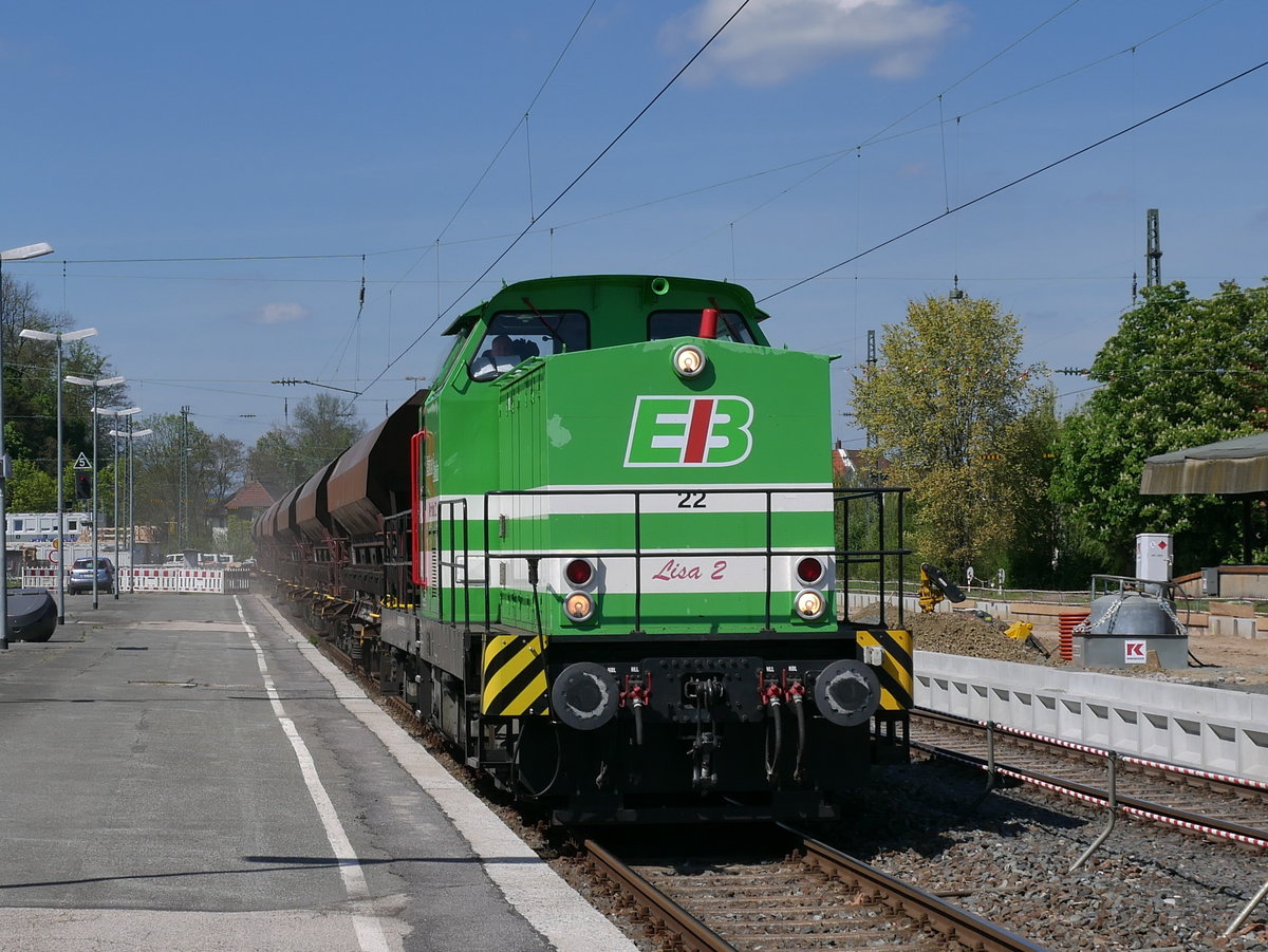 Lisa 2 (eine ex V 100 Deutsche Reichsbahn) Lok 22 der Erfurter Industriebahn kommt mit einem Schotterzug durch die Baustelle im Bahnhof Coburg; 10.05.2017
