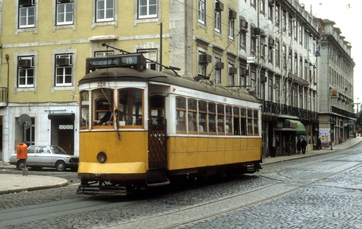 Lisboa / Lissabon Carris SL 19 (Tw 328) Rua B. Costa im Oktober 1982. 