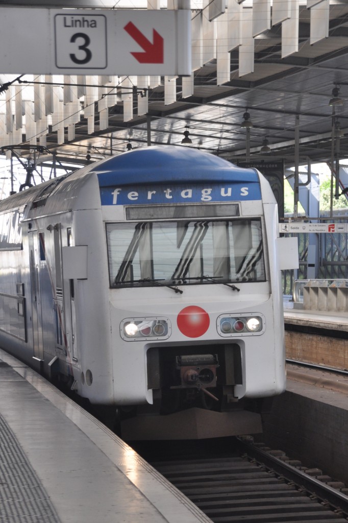 LISBOA (Distrikt Lisboa), 27.04.2014, ein Nahverkehrszug des privaten Betreibers Fertagus nach Lisboa Roma-Areeiro im Bahnhof Entrecampos