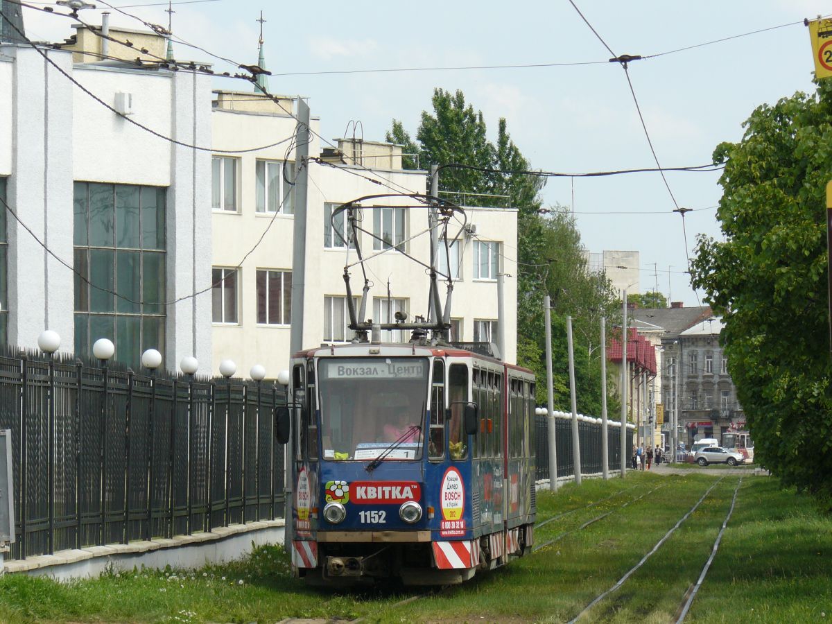 LKP (Львівське комунальне підприємство) Lviv Elektro Trans TW 1152 Tatra KT4D. Ex-EVAG Erfurt Baujahr 1981. Vul. Chernivetska,  Lviv 20-05-2015.