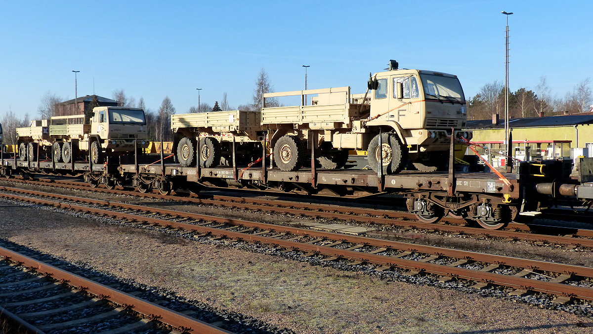 Lkw der US-Army auf einem Militärzug im Bahnhof Weiden 17.02.2019