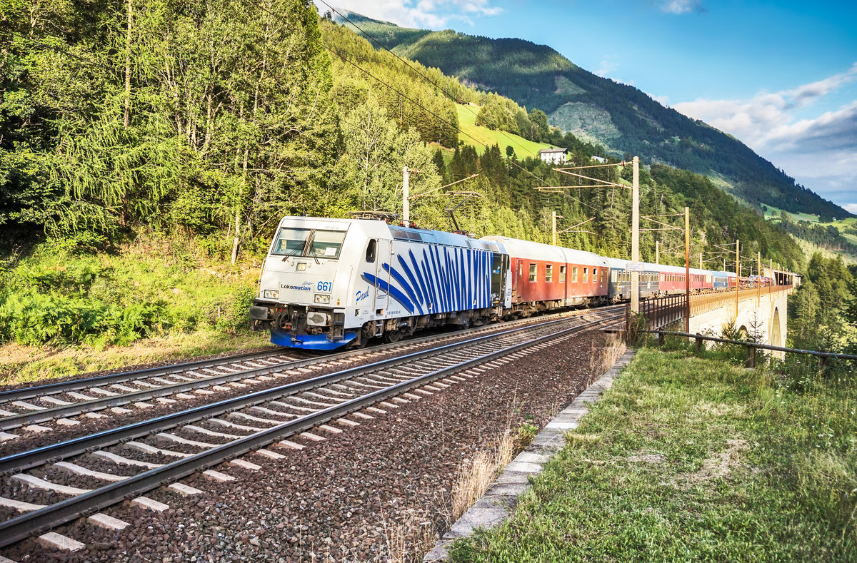 LM 185 661-5 fährt mit dem DRV 79155 (Villach Hbf - Hamburg-Altona) bei Oberfalkenstein die Tauernbahn-Südrampe hinauf.
Aufgenommen am 7.8.2017.