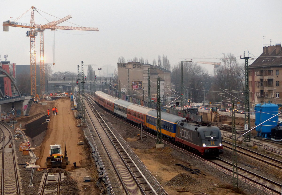 Locomore-Zug mit Hectorrail 242.157 als Zuglok und 6 Wagen, davon nur 4 im Locomore-Farbkleid, auf dem Weg von Berlin Lichtenberg nach Stuttgart. Nächster Halt ist Berlin Ostbahnhof, Fotostandort ist die Kynastbrücke am Bahnhof Ostkreuz. Bereits wenige Minuten nach der Abfahrt betrug die Verspätung 18 Minuten, die bis zum Zeitpunkt der Erstellung dieses Textes auf 9 Minuten (Göttingen) abgeschmolzen sind. 20.12.2016