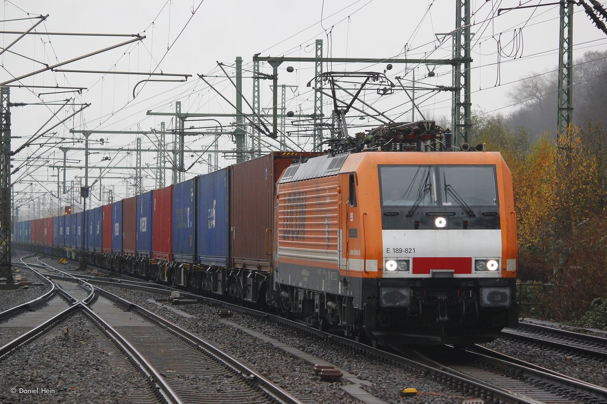 Locon 189-821 mit einem Containerzug in Hamburg Harburg, am 15.11.2016.