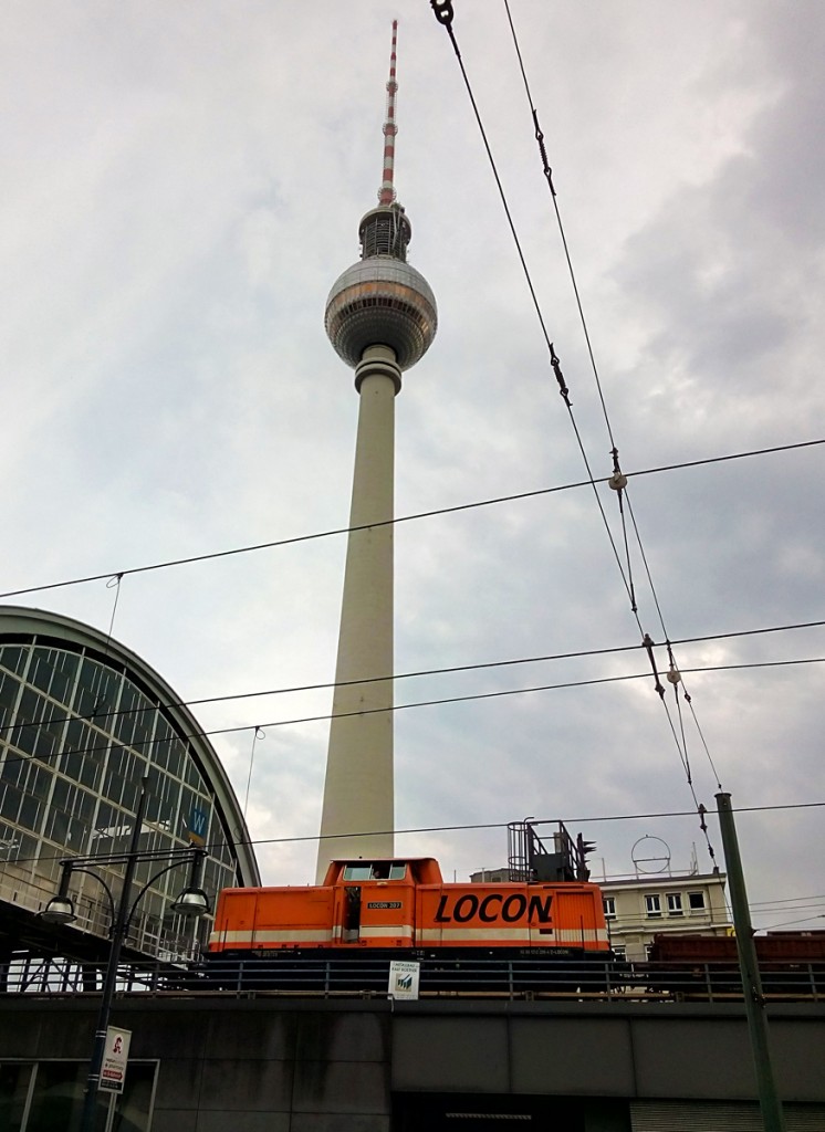 Locon 207 (92 80 1212 358-6 D-LOCON) bei Gleisbauarbeiten mit Flachwagen am Bahnhof Berlin Alexanderplatz am 7. August 2014.