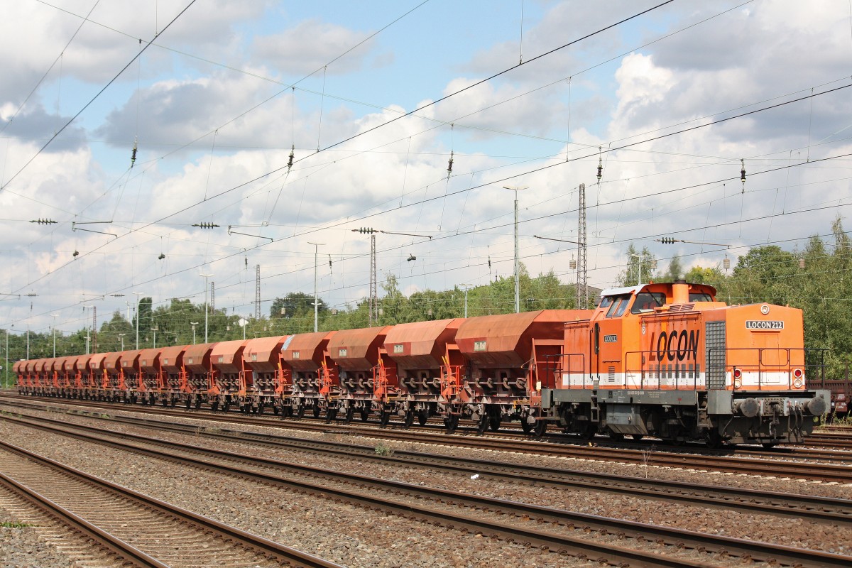 Locon 212 mit einem leeren Schotterzug in Düsseldorf-Rath aus der Baustelle in Essen-Werden.