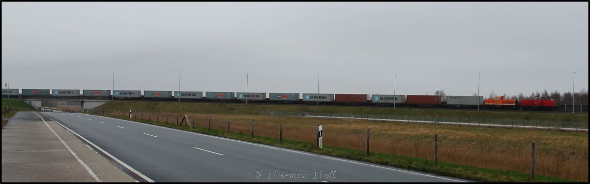 Locon 214 und 213 bei der Ausfahrt mit ihrem Containerzug von der Vorstellgruppe am Jade-Weser-Port. 28/12/2015