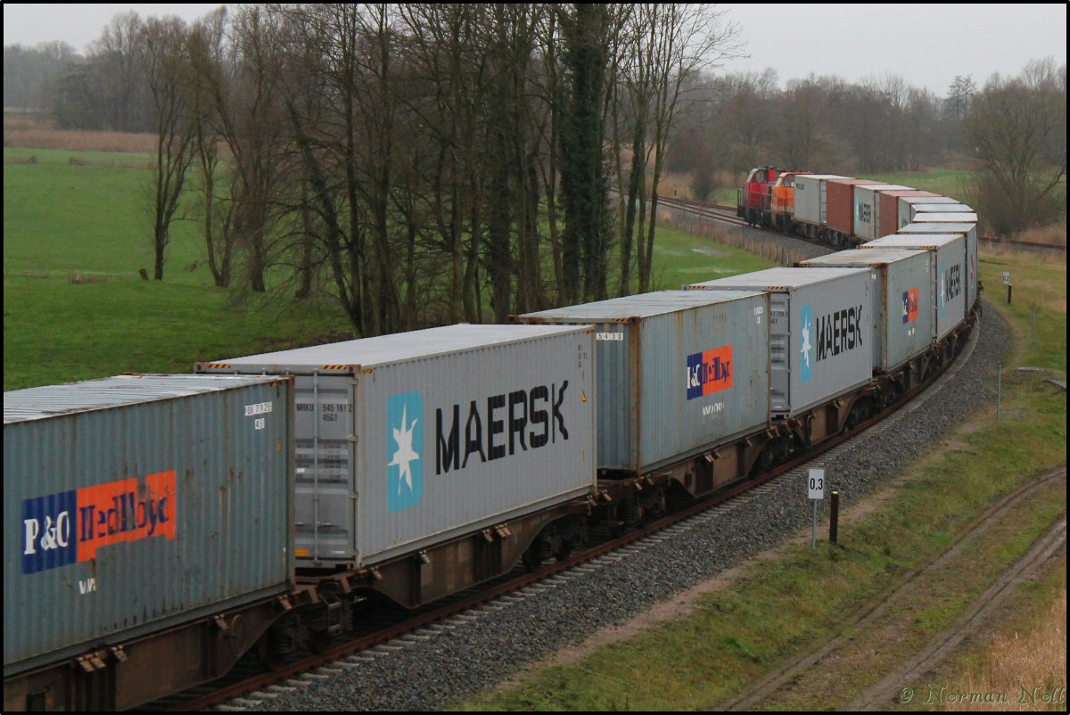 Locon 214 und 213 bei der fahrt mit ihrem Containerzug in höhe der Schäferei auf dem Wilhelmshavener Industriegleis. 28/12/2015