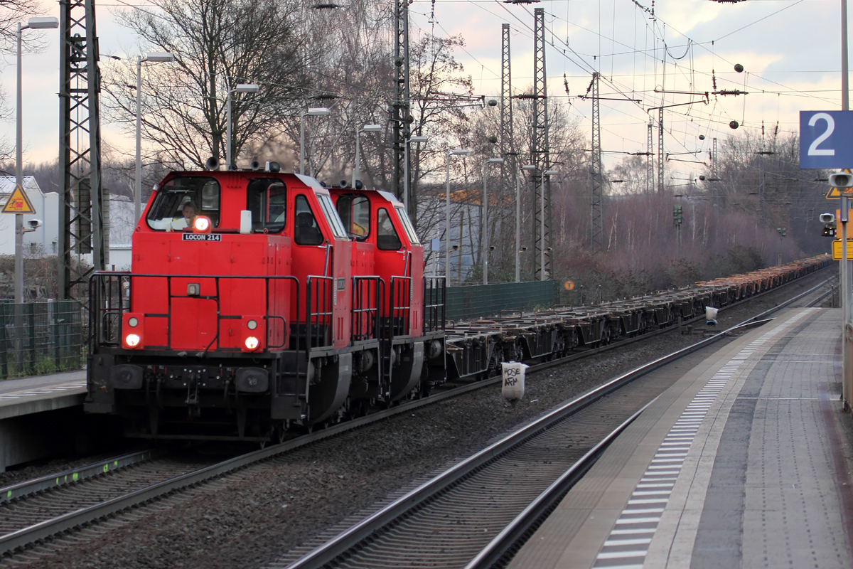 LOCON 214 und einer weiteren Unbekannten mit langen leeren Containerzug in Recklinghausen-Süd 10.1.2014