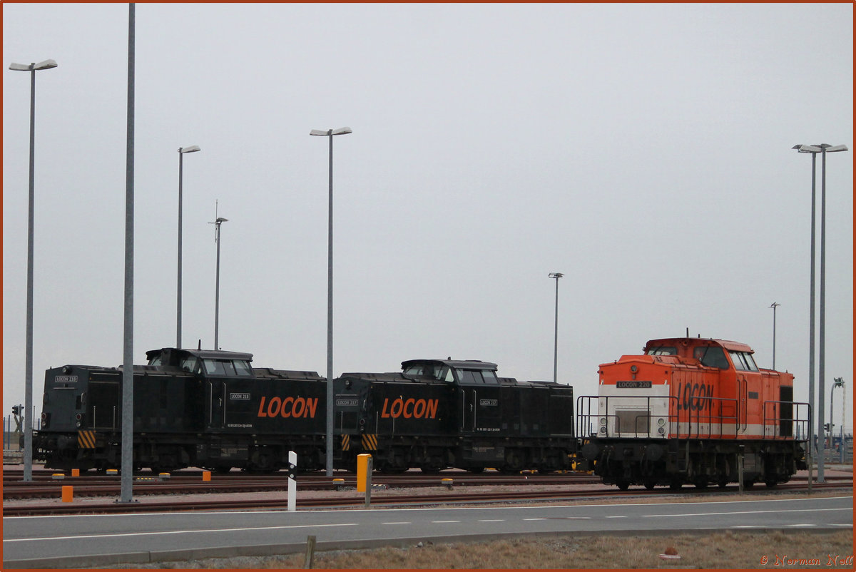 LOCON 217 und 218 in Doppeltraktion sowie LOCON 220 warten hier auf dem Jade-Weser-Port auf ihre Containerzüge die momentan in der KV bestückt werden.  Wilhelmshaven 03/03/2017