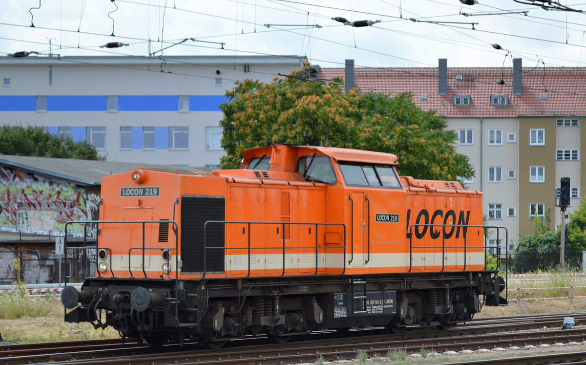 LOCON 219 (92 80 1203 164-9 D-LOCON) am 10.07.18 Durchfahrt Bf. Berlin-Lichtenberg vom LOCON Abstellplatz am Nöldnerplatz.