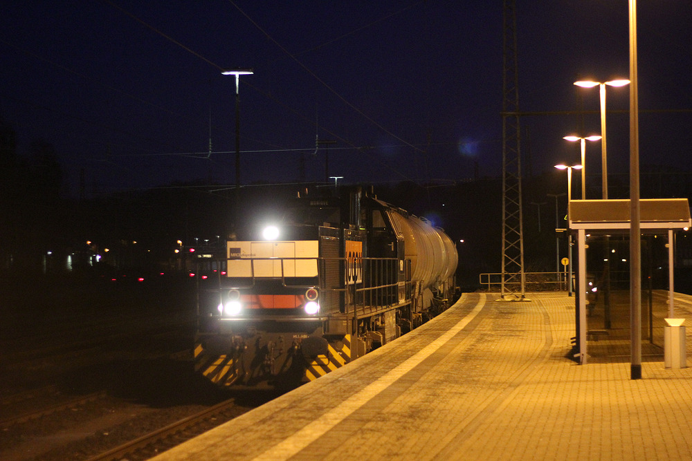 Locon 275 622 fährt zu dunkler Stunde mit einem Kesselwagen durch den Bahnhof Herzogenrath.
Aufnahmedatum: 13.02.2015