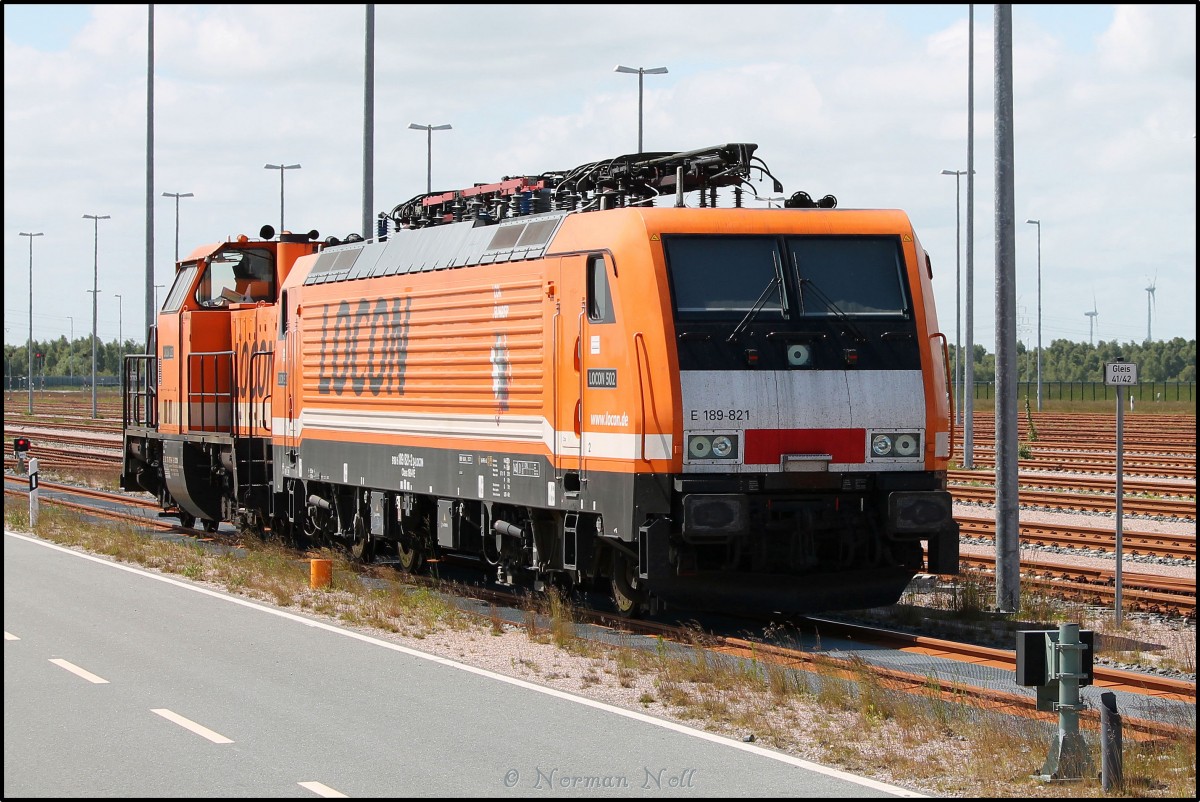 LOCON 502 (189 821-2) und LOCON 213 (214 003-6) abgestellt auf der Vorstellgruppe am 
Jade-Weser-Port. 
Wilhelmshaven 08/06/2015
