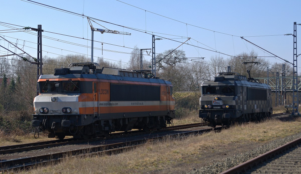 LOCON Benelux 9903 (ex NS 1837) und HSL Logistik 1832 warten am 17.03.16 im westlichen Teil des Grenzbahnhofs Bad Bentheim auf Zugleistungen in die Niederlande.