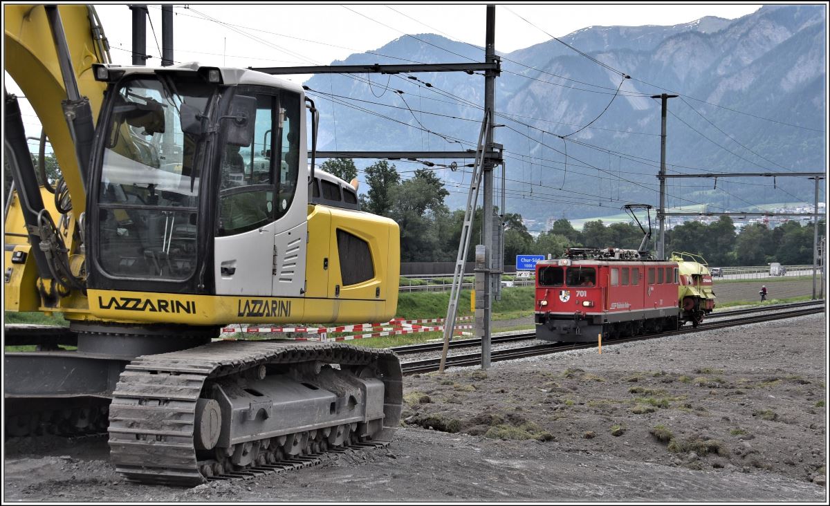 Löschzug 9131 mit Ge 6/6 II 701  Raetia  und Wasserwagen WN9862 bei Felsberg. (13.05.2018)