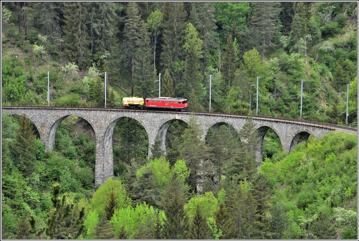 Löschzug 9135 mit Ge 6/6 II 701  Raetia  und Wasserwagen WN9862 auf dem Schmittentobelviadukt bei Filisur. (13.05.2018)