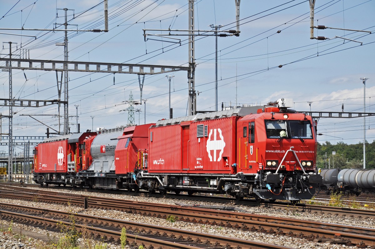 Löschzug  Basel Stadt  Xtmas 9177 002-4 durchfährt den Bahnhof Muttenz. Die Aufnahme stammt vom 22.08.2014.