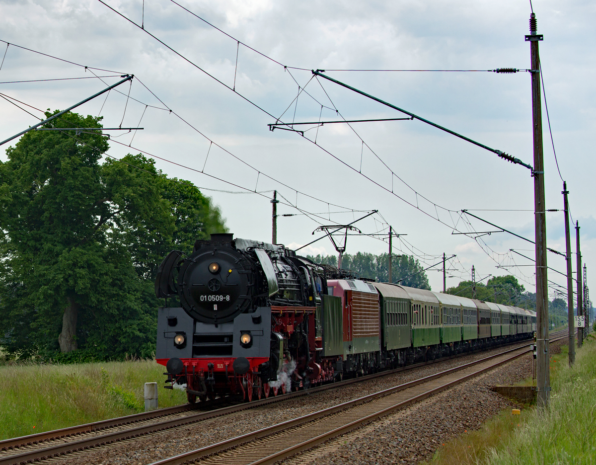 Lok 01 0509 als Vorspann mit einem Sonderzug zwischen Ferdinandshof und Borkenfriede vor BÜ in km 156,0 auf dem Weg zum Bahnhofsfest in Putbus. - 26.05.2018
