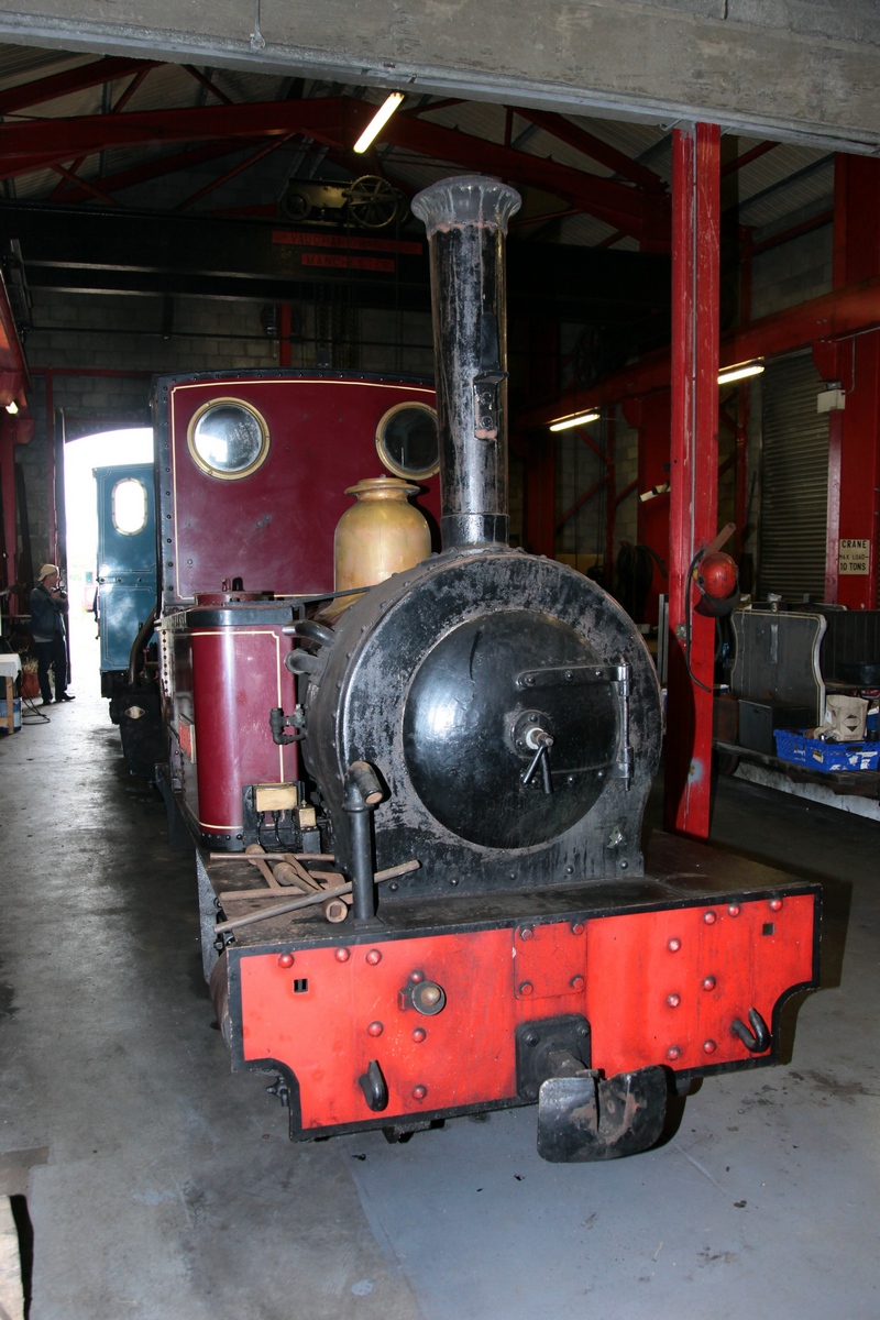 Lok 1 TYRONE (Packett & Sons Bristol 1904, No. 1026) in der Fz.-Halle Giant's Causeway. Da das Gleis nicht lang genug ist, wurde sie mit der 1. Achse auf den Beton gestellt. 16.06.2016