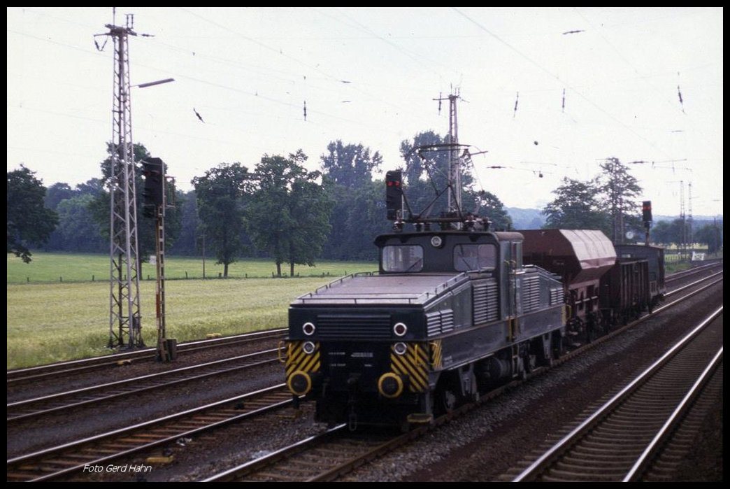 Lok 102 der DSK von der Zeche Ibbenbüren fährt mit einem kurzen Güterzug hier am 8.6.1998 in den Bahnhof Ibbenbüren - Esch ein.