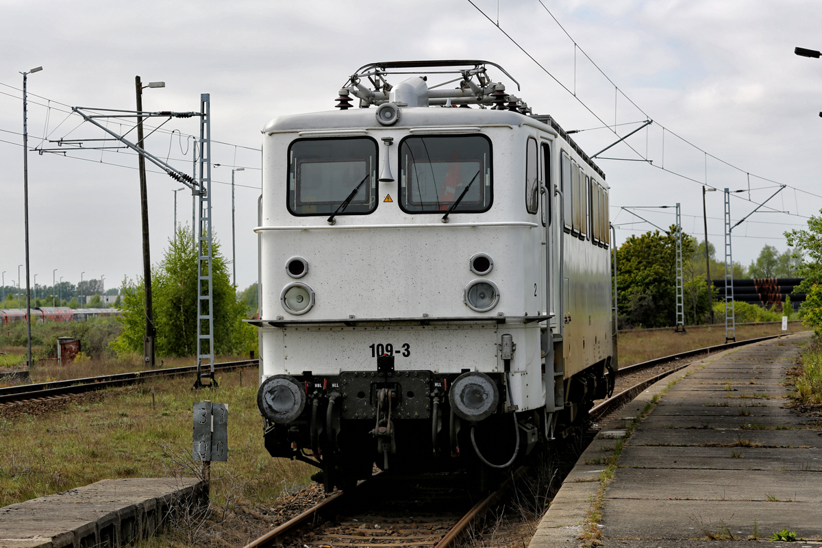 Lok 109-3 (GEORG VERKEHRSORGANIS) in Mukran Mitte abgestellt. - 12.05.2018
