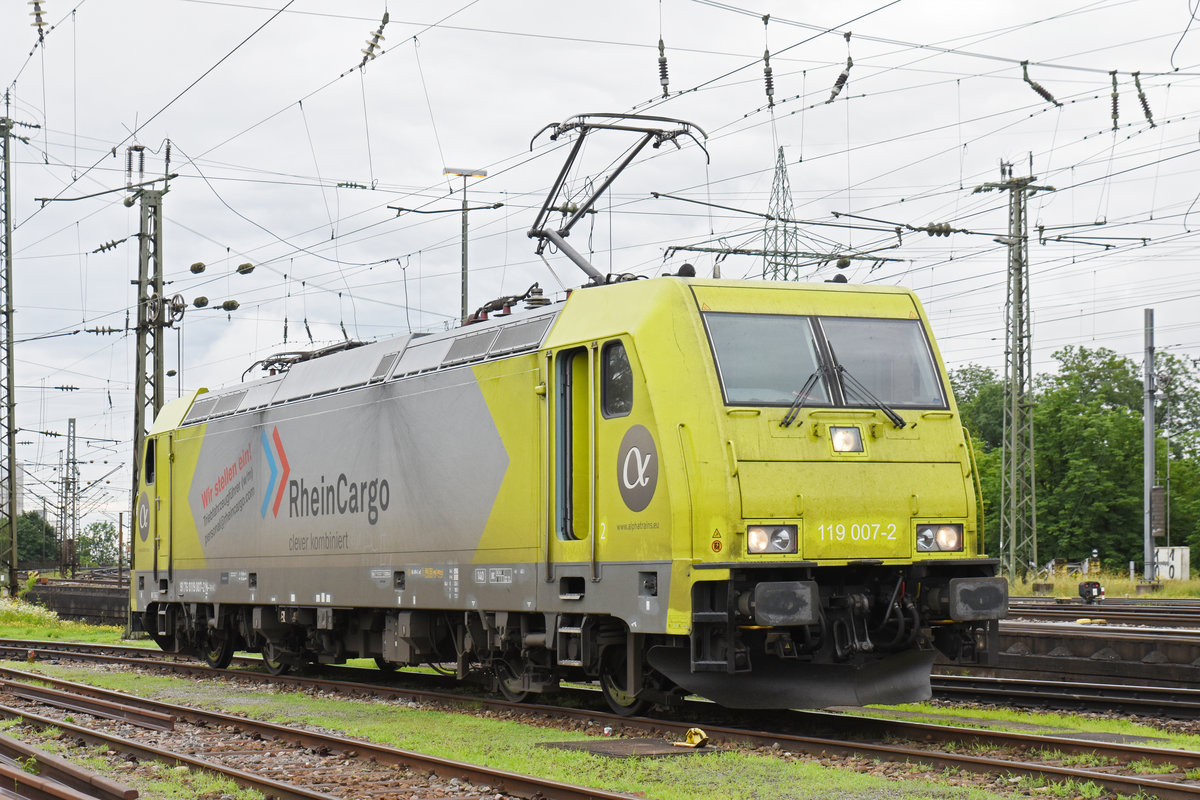 Lok 119 007-2 wird auf einem Nebengleis beim Badischen Bahnhof aufgerstet. Die Aufnahme stammt vom 12.06.2018.