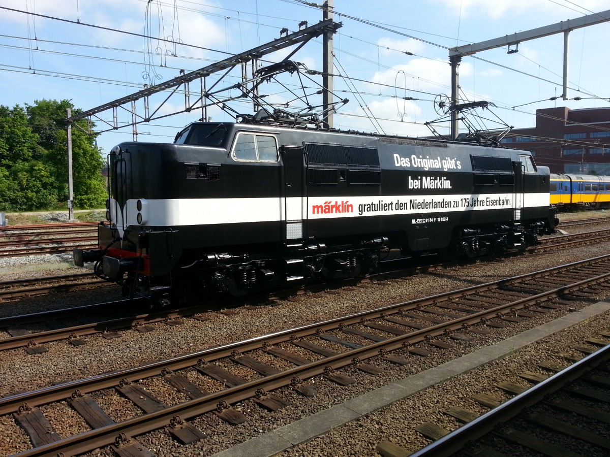 Lok 1252 der EETC steht bereit am Hbf Amersfoort, um seine erste fahrt nach Amsterdam zu machen in die neue Mrklin werbe farben fr 175 Jahre Niederlndische Eisenbahnen.
17-05-2014. In einige Monaten soll das Model dieser Lok von Mrklin ausgebracht werden.
