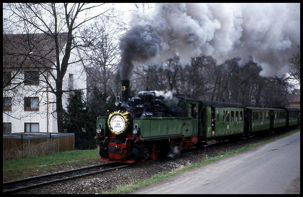 Lok 13 ist hier am 27.3.1999 mit dem Traditionszug der HSB in Wernigerode Wüstenteichen in Richtung Drei Annen Hohne unterwegs.