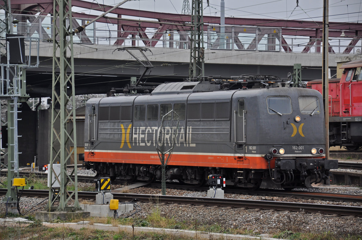 Lok 151 013-0 steht  auf einem Nebengleis beim Bahnhof Weil am Rhein. Die Aufnahme stammt vom 15.12.2018.